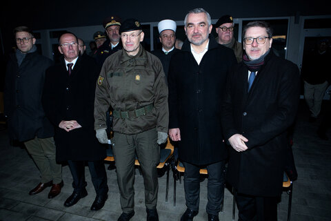 Landesrat Mag. Heinrich Dorner (vorne 2.v.r.) sowie eine große Anzahl von politischen Vertretern, Blaulichtorganisationen sowie der Pfarren waren anwesend.