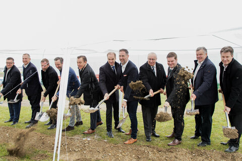 Landesrat Dr. Leonhard Schneemann (6. von rechts) und Austria Pet Food Geschäftsführer Bernd Berghofer (5. Von rechts) beim Spatenstich zur Erweiterung der Produktion von Austria Pet Food in Pöttelsdorf im Rahmen der Feier des zehnjährigen Firmenjubiläums.