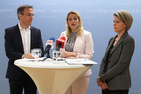 Mag. Jürgen Neuwirth, Leiter Pädagogischer Dienst der Bildungsdirektion, Landesrätin Mag.a (FH) Daniele Winkler und Projektleiterin Petra Weinhäusel, BEd