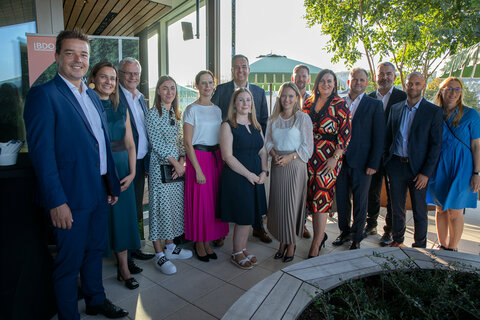 Eröffnung Büro BDO Eisenstadt (v.l.): Ernst Kamarek (BDO Eisenstadt), Andrea Bauer (BDO Eisenstadt), Bgm. LAbg. Thomas Steiner, Lauren Facekas (BDO Eisenstadt), Stefanie Wagentristl (BDO Eisenstadt), Marcus Bartl (BDO Wien), Stefanie Stangl (BDO Eisenstadt), Sonja Deutschmann (BDO Eisenstadt), Jürgen Narath, Leiter Esterhazy Immobilien, Landeshauptmann- Stellvertreterin Astrid Eisenkopf, Andreas Schlögl (BDO Eisenstadt) Landesrat Heinrich Dorner, Dennis Dwornikowitsch (BDO Eisenstadt) und Christian Ringhofer (BDO Eisenstadt)