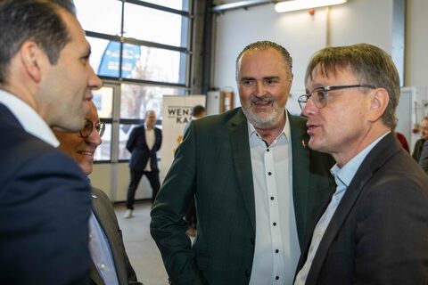 Landeshauptmann Hans Peter Doskozil im Gespräch mit Michael Gerbavsits, Geschäftsführer der Wirtschaftsagentur Burgenland, Stephan Sharma, Vorstandvorsitzender der Burgenland Energie, und Harald von der der LSC-Wenzl GmbH