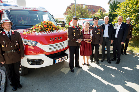 Landeshauptmann Hans Peter Doskozil (r.) mit Bürgermeisterin Renate Habetler (2.v.l.), Vizebürgermeister Gerald Derkits (2.v.r.) sowie Dreihüttens Feuerwache-Kommandant Manfred Kainz (l.) und Bernsteins Feuerwehr-Kommandant Bernhard Weber (Mitte) bei der Fahrzeugweihe im Ortsteil Dreihütten (Gemeinde Bernstein).