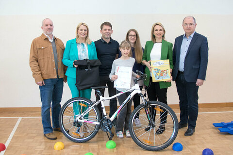 v.l. Vizebgm. Gerhard Hödl, Bildungslandesrätin Daniela Winkler, Simon Bruckschwaiger, Vater von Emilia, Emilia Merkatz, Bettina Merkatz, Mutter von Emilia, Sabine Kaulich, VS-Dir. Dieter Kumanovits