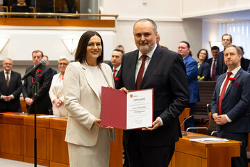 Landtagspräsidentin Astrid Eisenkopf überreichte Hans Peter Doskozil, der am 6. Februar 2025 in der konstituierenden Sitzung des Burgenländischen Landtages für die XXIII. Gesetzgebungsperiode zum Landeshauptmann des Burgenlandes gewählt wurde, das Dekret.