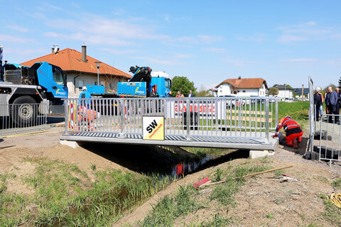Landesrat Heinrich Dorner bei der neuen Radwegbrücke in Lutzmannsburg über den Ribicabach