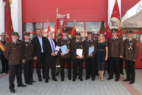Im Rahmen des Festaktes wurden Feuerwehrauszeichnungen verliehen. V.l.: FWKdt. HBI Gerald Kammerhofer, LBDS Harald Josef Nakovich, LR Mag. Heinrich Dorner, Bgm. Ing. Wolfgang Kovacs, dem die Goldene Florianiplakette verliehen wurde, Erwin Mujzer, Heinz Joachim Sutrich, Stefan Pollreis, LRin Mag.a Daniela Winkler, OBR Anton Kandelsdorfer , FW-Kdt.-Stv. Hans-Peter Samwald