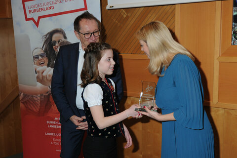 Hannah Sachslehner mit Landesrätin Mag.a (FH) Daniela Winkler und DI Peter Reichstädter, Landesobmann des Burgenländischen Blasmusikverbandes