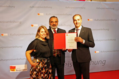 Ferry Janoska erhielt von Mag.a Claudia Priber und Landesrat Dr. Leonhard Schneemann den Landeskulturpreis.