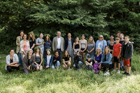 Klassenfoto MS Neudörfl mit Dr. Julia Kelemen-Finan (Naturschutzakademie), Bürgermeister Dieter Bosch, Landeshauptmann-Stellvertreterin Anja Haider-Wallner und Schuldirektorin Karin Sinawehl.