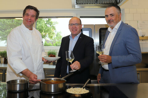 Starkoch Wolfgang Ban, Weinbaupräsident Andreas Liegenfeld und Landeshauptmann Hans Peter Doskozil.