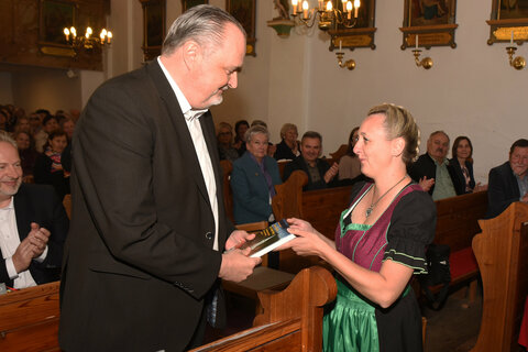 Kuratorin Manuela Lang übergab Landeshauptmann Hans Peter Doskozil die neue Pfarrchronik