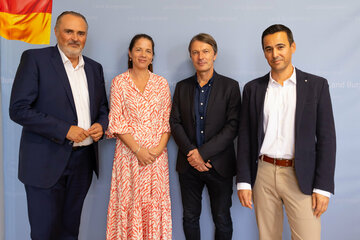 Landeshauptmann Mag. Hans Peter Doskozil mit Dr. Kordula Lang-Illievich, MSc, der neuen Primaria für Anästhesie und Intensivmedizin der Klinik Güssing, Dr. Erich Willhuber, Primarius für Chirurgie in der Klinik Güssing, und Dr. Peter Zarits, Primarius für Kinder- und Jugendheilkunde im Krankenhaus der Barmherzigen Brüder in Eisenstadt.