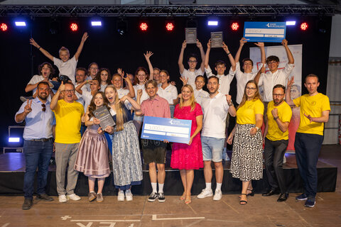 Die strahlenden Sieger, das „Trio Cantovento“, die Zwqeitplatzierten „Memento Musi“ und die drittplatzierten „MusiFUNtn“ mit der Jury – BBV-Landesobmann Peter Reichstädter, Laura Arzberger, Sandro Schlaffer und Daniel Muck – sowie Bürgermeister Kilian Brandstätter, Tim Ptacek vom Landesjugendreferat und Landesrätin Daniela Winkler.