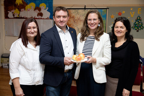 Landeshauptmann-Stellvertreterin Anja Haider-Wallner (2.v.r.) mit Weingrabens Bürgermeister Thomas Stoiber (2.v.l.) sowie Volksschuldirektorin Mag.a Elvira Heisinger (l.) und Schulqualitätsmanagerin Mag.a Christina Schlaffer (r.) beim Aktionstag über die Streuobstwiese, Äpfeln und Apfelsaft in der Volksschule Weingraben.
