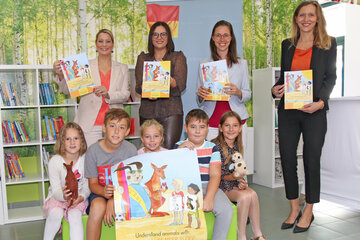 Bildungslandesrätin Mag.a (FH) Daniela Winkler mit LH-Stellvertreterin Mag.a Astrid Eisenkopf, Lea Mirwald, Geschäftsführerin Verein „Tierschutz macht Schule“, Dipl. Päd. Brigitte Maria Renner, Schulleiterin Volksschule Illmitz - Naturparkschule und Schülerinnen und Schülern der Volksschule Illmitz - Naturparkschule