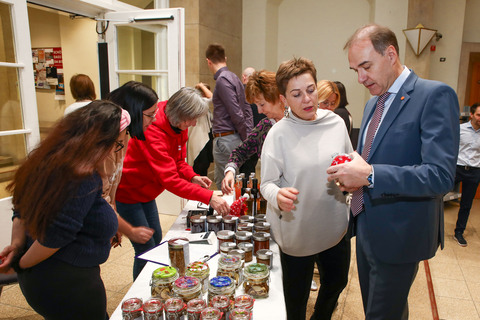 Beim Weihnachtsbasar im Foyer des Landeshauses in Eisenstadt: Soziallandesrat Leonhard Schneemann mit pro mente Burgenland Geschäftsführerin Eva Blagusz
