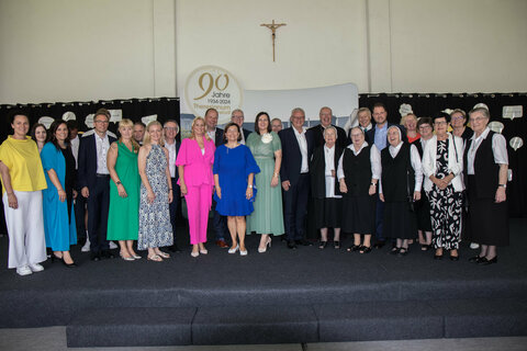 Landeshauptmann-Stellvertreterin Mag.a Astrid Eisenkopf, HOL OSR Johannes Pachinger MA, BEd, Direktor der Mittelschule Theresianum, Provinzoberin Schwester Consolata Supper, MMag.a Edith Straussberger, Direktorin der Höheren Schulen Theresianum, Generaloberin Schwester Johanna Vogl, Eisenstadts Bürgermeister LAbg. Mag. Thomas Steiner und Landesrätin Mag.a (FH) Daniela Winkler und zahlreiche Ehrengäste.