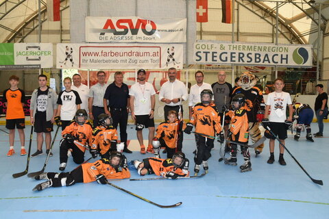 Sportlandesrat Mag. Heinrich Dorner mit dem 1. Vizebürgermeister von Stegersbach, Michael Knopf, dem 2. Vizebürgermeister von Stegersbach, Jürgen Dolesch, ASVÖ Burgenland-Vizepräsident Wolfgang Steflitsch, den ASVÖ-Vorstandsmitgliedern Marin Konrad und Andreas Linzer und der Direktorin der Volksschule Stegersbach, Doris Kottas bei der Eröffnung des Familiensporttages