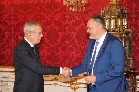 Hans Peter Doskozil wurde in der Wiener Hofburg von Bundespräsident Alexander Van der Bellen auf die Österreichische Verfassung angelobt