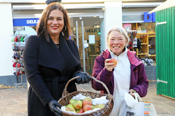H-Stellvertreterin Mag.a Astrid Eisenkopf bei der Apfelverteilaktion in der Fußgängerzone Eisenstadt