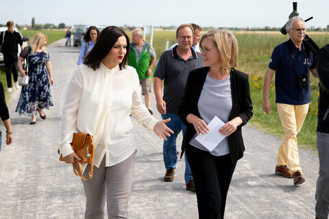 Landeshauptmann-Stellvertreterin Mag.a Astrid Eisenkopf (l.) im Gespräch mit Bundesministerin Leonore Gewessler, BA (r.);