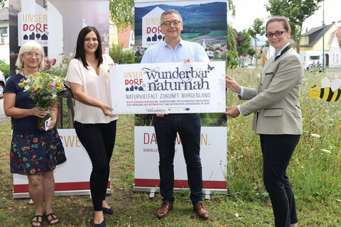 v.l.: Brigitte Gerger, GFin Verein Wieseninitiative, LH Stv.in Astrid Eisenkopf, Obfrau des Vereins UNSER DORF, Helmut Hareter, Bgm. Breitenbrunn, Marlene Hrabanek-Bunyai, GFin des Vereins UNSER DORF,