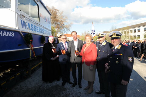 Zahlreiche Ehrengäste, an der Spitze Landtagspräsidentin Verena Dunst, nahmen an der Bootstaufe teil