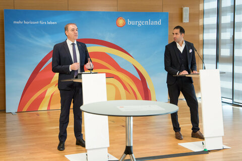 Wirtschaftslandesrat Dr. Leonhard Schneemann und der Vorstandsvorsitzende der Burgenland Energie, Mag. Dr. Stephan Sharma, bei der Pressekonferenz zum Thema Breitbandausbau.