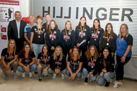 Sportlandesrat Heinrich Dorner gratulierte der Damenmannschaft des SC Bad Sauerbrunn