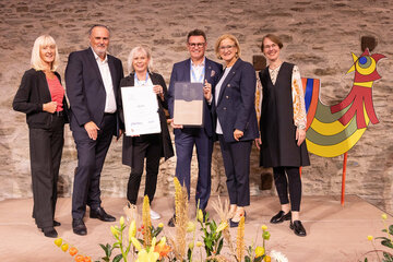 Die mittelburgenländische Gemeinde Neutal wurde mit dem Europäischen Dorferneuerungspreis in der Kategorie „Gold“ ausgezeichnet (v.l.: Theres Friewald-Hofbauer, Geschäftsführerin der Europäischen ARGE Landentwicklung und Dorferneuerung, Landeshauptmann Hans Peter Doskozil, Vizebürgermeisterin Birgit Grafl, Bürgermeister Erich Trummer, Landeshauptfrau Johanna Mikl-Leitner, Jury-Vorsitzende Nadja Häupl.