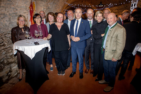 Landesrat Dr. Leonhard Schneemann inmitten von Bezirkshauptfrauen und Bezirkshauptmännern auf der Friedensburg Schlaining.