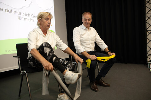 Landesrat Dr. Leonhard Schneemann nahm zu Beginn der Veranstaltung beim Bewegungsworkshop mit Mag. Grete Krojer aktiv teil.