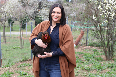LH-Stv.in Astrid Eisenkopf mit Huhn