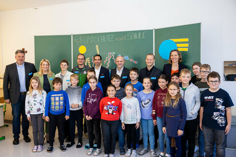 DI Johannes Ehrenfeldner, Direktor Nationalpark Neusiedler See – Seewinkel, Landesrätin Mag.a (FH) Daniela Winkler, Sabine Höfler, Nationalparkrangerin, Daniel Bayer, Nationalparkranger, Mag. Dr. Stephan Sharma, Vorsitzender des Vorstands, CEO, der Burgenland Energie, Mag. Heinz Josef Zitz, Bildungsdirektor Burgenland, Maximilian Köllner, MA, Bürgermeister und Abgeordneter zum Nationalrat, und Direktorin Brigitte Maria Renner, BEd, MA, mit Kindern der Volksschule Illmitz - Nationalparkschule