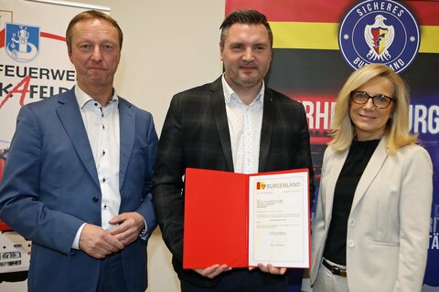 Landeshauptmann-Stellvertreter Johann Tschürtz und Abteilungsvorständin Mag.a Brigitte Novosel (v.l.) übergaben das Dekret an Landesfeuerwehrdirektor Sven Karner (Mitte).