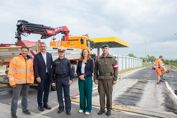DI Gerald Gebhardt, Leiter Bau und Betrieb Nord der Baudirektion Burgenland, Landesrat Mag. Heinrich Dorner, Landeshauptmann-Stellvertreterin Anja Haider-Wallner, Stadtpolizeikommandant Oberst Günter Hauer, BA MA, und Oberst Raimund Wrana, stellvertretender Militärkommandant für Burgenland, und beim Abbau des letzten Seuchenteppichs am Grenzübergang Klingenbach.