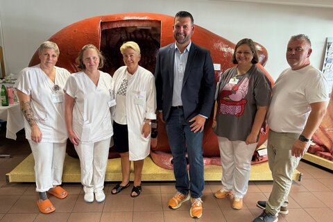 CEO Florian Schlechtleitner und die kollegiale Führung der Klinik mit dem nephrologischen Team vor dem imposanten Nieren-Modell.