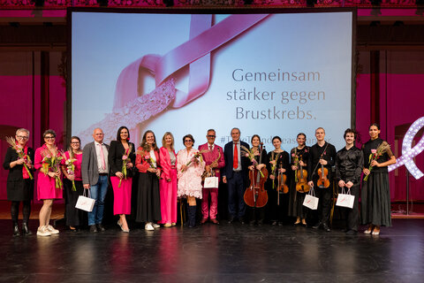 Gruppenbild (v.l.n.r): Andrea Pfneiszl und Elke Seer (Selbsthilfegruppe „im HEUTE leben”), Anja Skarits-Haas, Gerhard Hafner, Landtagspräsidentin Astrid Eisenkopf, Landeshauptmann-Stellvertreterin Anja Haider-Wallner, Linda Zajer, Agnes Ottrubay, TomX, Gerhard Krammer, Fidelius Quartett, Joni Österlund, Rebecca Horner.