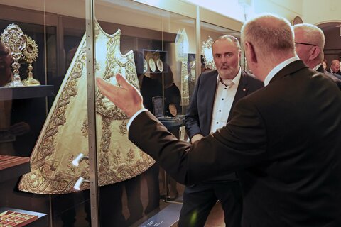 Landeshauptmann Hans Peter Doskozil beim Besichtigen der Ausstellung.