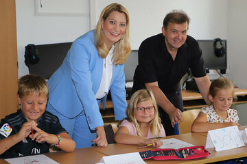 Bildungslandesrätin Mag.a (FH) Daniela Winkler und der Leiter des Schulclusters Frauenkirchen, Norbert Kappel, mit Schulkindern.