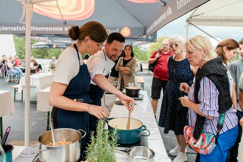 Landeshauptmann-Stellvertreterin Anja Haider-Wallner beim Showkochen am Sterzfestival gemeinsam mit Koch Georg Gossi