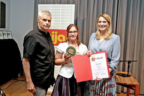 Goldenes Kleeblatt 2021 – Jugendlandesrätin Daniela Winkler und Jugendanwalt Christian Reumann mit der ex aequo-drittplatzierten Preisträgerinnen Nora Braun aus Purkersdorf