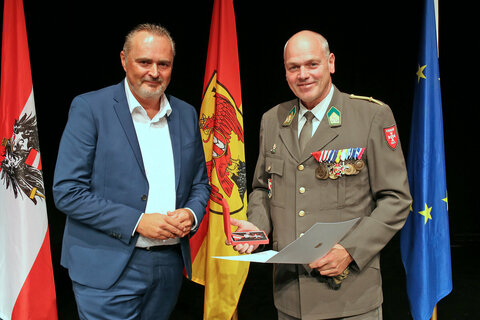 Silbernes Ehrenzeichen für Verdienste um die Republik Österreich an Oberst Wolfgang Gröbming MSD