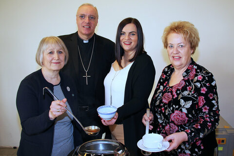 Die diesjährige Benefiz-Suppe wurde im Martinussaal der Diözese Eisenstadt von den SchülerInnen des Theresianums gekocht und Landeshauptmann-Stellvertreterin Mag.a Astrid Eisenkopf, Landtagspräsidentin Verena Dunst, Diözesanbischof Ägidius J. Zsifkovics, LAbg. Mag.a Regina Petrik, Roselinde Strommer, Vorsitzende der Katholischen Frauenbewegung, Christine Wendelin, Leiterin des Arbeitskreises Aktion Familienfasttag, Projektpartnerin Ajitha George, Generalsekretärin vom Projekt BIRSA/Indien, serviert.