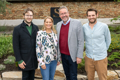 Laurens von Assel, Vorsitzender des Richard-Wagner-Verbands Bayreuth, sein Stellvertreter, der Bayreuther Stadtrat Dr. Stefan Specht, und Landesrätin Mag.a (FH) Daniela Winkler mit der Delegation aus der Festspielstadt Bayreuth bei Duftbauer Stefan Zwickl in Frauenkirchen.