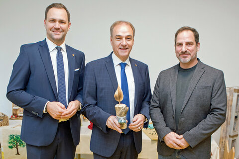 Soziallandesrat Dr. Leonhard Schneemann (Mitte) gemeinsam mit Soziale Dienste Burgenland-Geschäftsführer Dr. Johannes Zsifkovits (l.) und Förderwerkstätte Jennersdorf-Leiter Karl Heinz Puchas (r.).