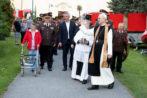 Nach der Heiligen Messe und der Ehrenverleihungen erhielten die Feuerwehrfahrzeuge eine Segnung von Abt Dr. Pius Maurer OCist.