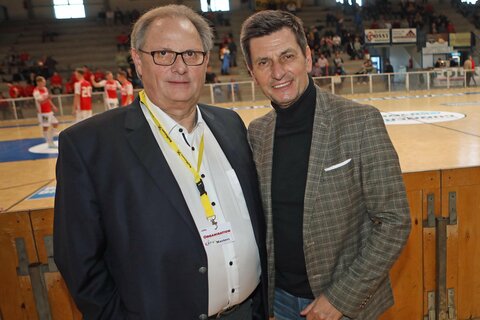 Landesrat Christian Illedits mit Funktionären und Trainern der SV Mattersburg Amateure im VIP-Bereich.