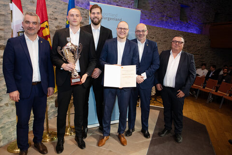Sportlandesrat Heinrich Dorner mit den Spielern Edi Patekar, Daniel Köppel, Kapitän Sebastian Käferle, Geschäftsführer Thomas LInzer (Oberwart Gunners GmbH) und Präsident Wolfgang Steflitsch (Unger Steel Gunners Oberwart) (v.l.) auf Burg Schlaining.