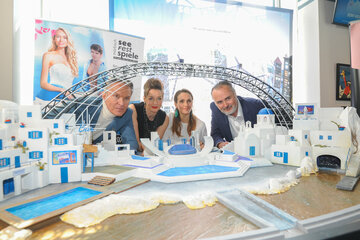 Musical-Welthit MAMMA MIA! von 13. Juli bis 19. August bei den Seefestspielen Mörbisch 2023: Generalintendant Alfons Haider, die Hauptdarstellerinnen Bettina Mönch und Ines Hengl-Pirker sowie Landeshauptmann Hans Peter Doskozil präsentierten in Wien das diesjährige Bühnenbild erstmals der Öffentlichkeit